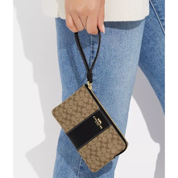 Coach Corner Zip Wristlet In Signature Canvas Gold / Khaki / Black CJ792- NEW - Picture 2 of 2